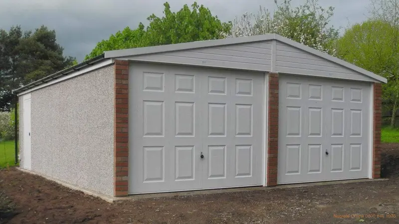 How much value does a double garage add to a house in the UK?